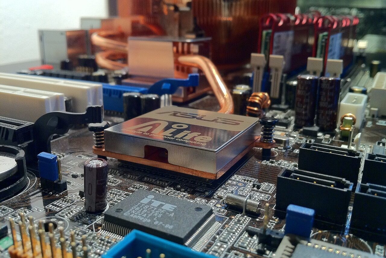 cropped-motherboard-232515_1280.jpg